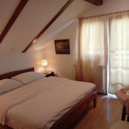Guesthouse Marton Jezerce Zewnętrze zdjęcie